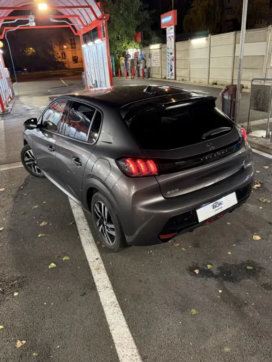 Peugeot 208 — photo 2